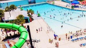 Un parc aquatique doté de plusieurs toboggans et d’un espace piscine.