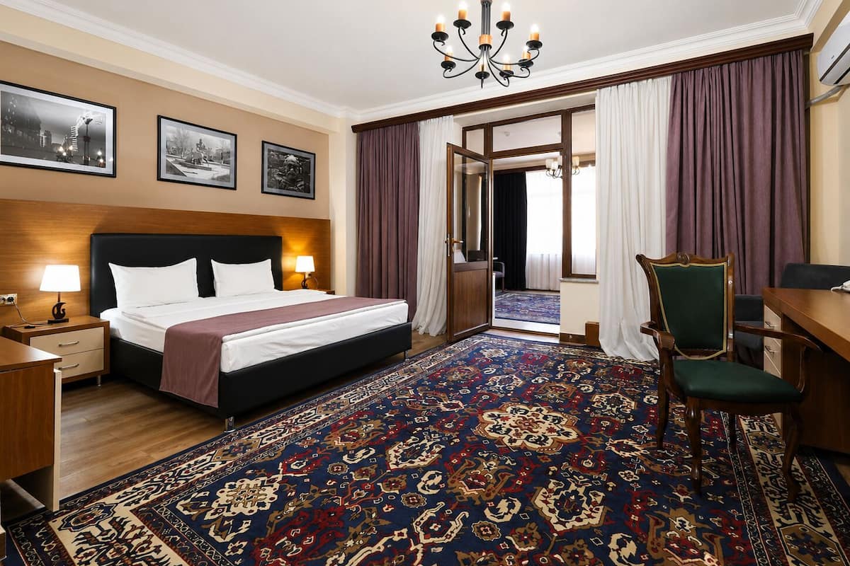 Chambre familiale | Coffre-fort, bureau, espace de travail pour ordinateurs portables