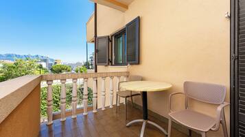 Superior Two Bedroom Apartment | Outdoor dining