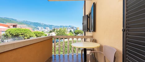 Superior Two Bedroom Apartment | Outdoor dining