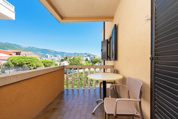 Apartment, Nichtraucher, Stadtblick | Speisen im Freien