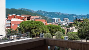 Appartement, non-fumeur, vue ville | Enceinte de l’hébergement