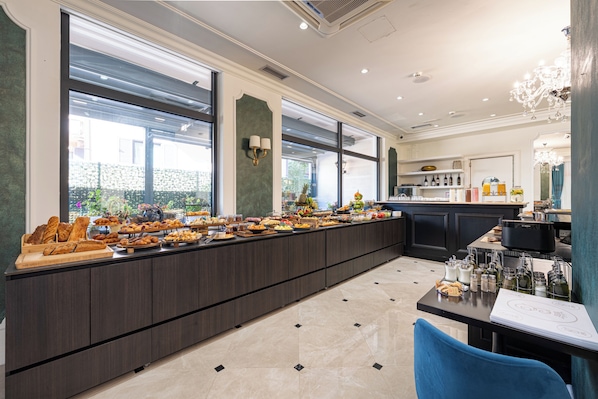Daily buffet breakfast for a fee - Eden Guest House (Budva)