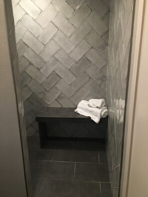 Bathroom - FULLY FURNISHED 4 bed 3 bath, bills paid, internet, washer/dryer, maid service (Vernon)