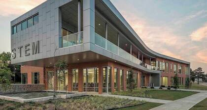 Modern Pine Bluff Retreat - Near Hospital & Casino