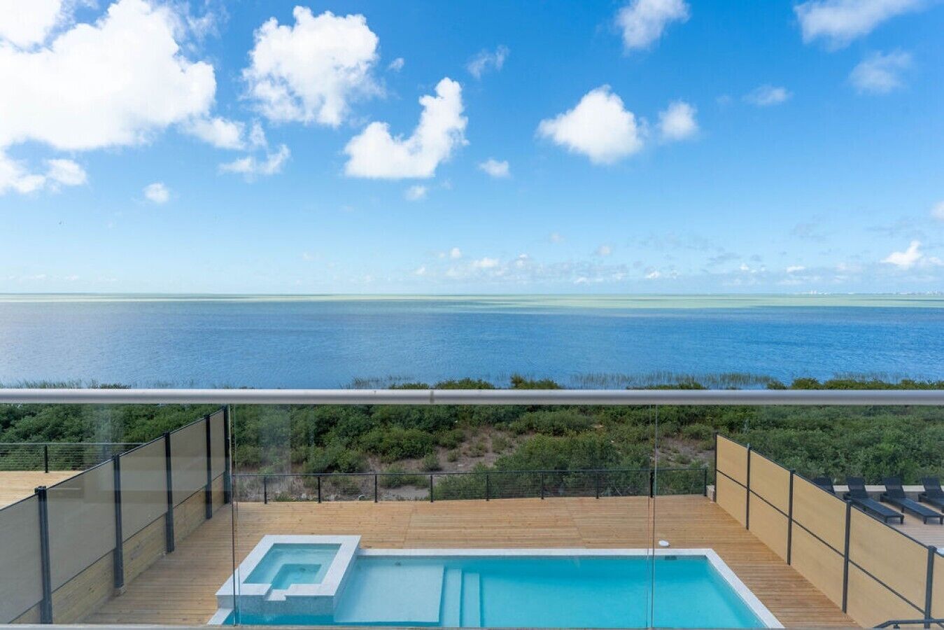 Une piscine sur le toit avec vue sur l’océan.