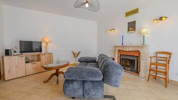 TV, fireplace