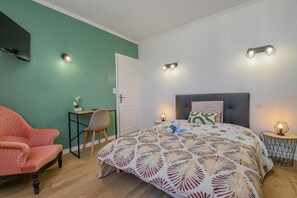 A bedroom with a bed, a desk, a chair, and a TV. - Vacation Rental in the Seine Valley (LA MOTTE TILLY)