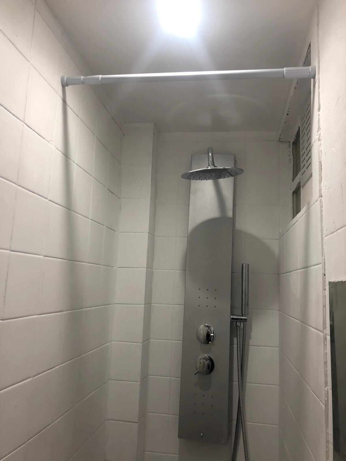 Douche, sèche-cheveux, serviettes fournies, savon