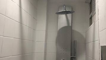 Douche, sèche-cheveux, serviettes fournies, savon