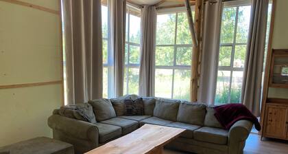 The Garden House - Unique spacious stay in Whaletown