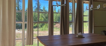 The Garden House - Unique spacious stay in Whaletown