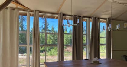 The Garden House - Unique spacious stay in Whaletown