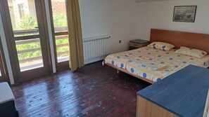 Een strijkplank/strijkijzer, internet, beddengoed