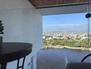 Un balcón con vistas a la ciudad y al agua.