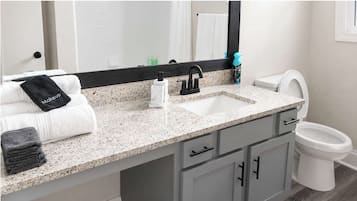 Apartment, 2 Bedrooms, Non Smoking, Kitchen | Bathroom | Free toiletries, hair dryer, towels, soap