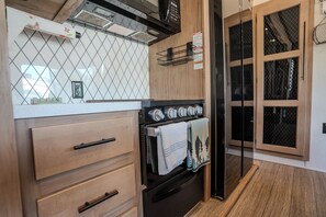 Private kitchen - 2-bedroom/2 full bath luxury RV with gorgeous views. 44ft long sleeps 6 and fido (Hodgen)
