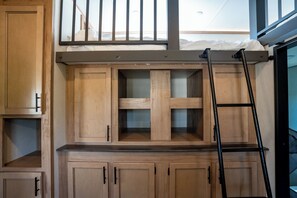 Interior - 2-bedroom/2 full bath luxury RV with gorgeous views. 44ft long sleeps 6 and fido (Hodgen)