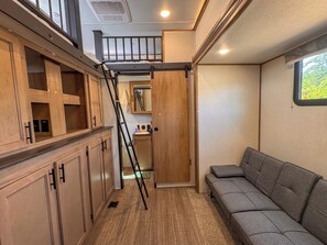Living area - 2-bedroom/2 full bath luxury RV with gorgeous views. 44ft long sleeps 6 and fido (Hodgen)