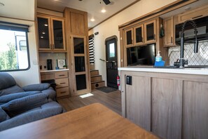 Interior - 2-bedroom/2 full bath luxury RV with gorgeous views. 44ft long sleeps 6 and fido (Hodgen)