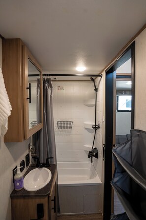 Bathroom - 2-bedroom/2 full bath luxury RV with gorgeous views. 44ft long sleeps 6 and fido (Hodgen)