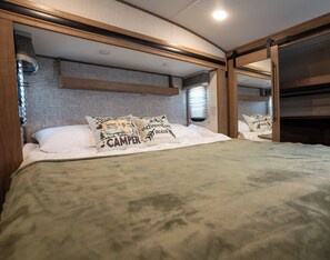 Room - 2-bedroom/2 full bath luxury RV with gorgeous views. 44ft long sleeps 6 and fido (Hodgen)