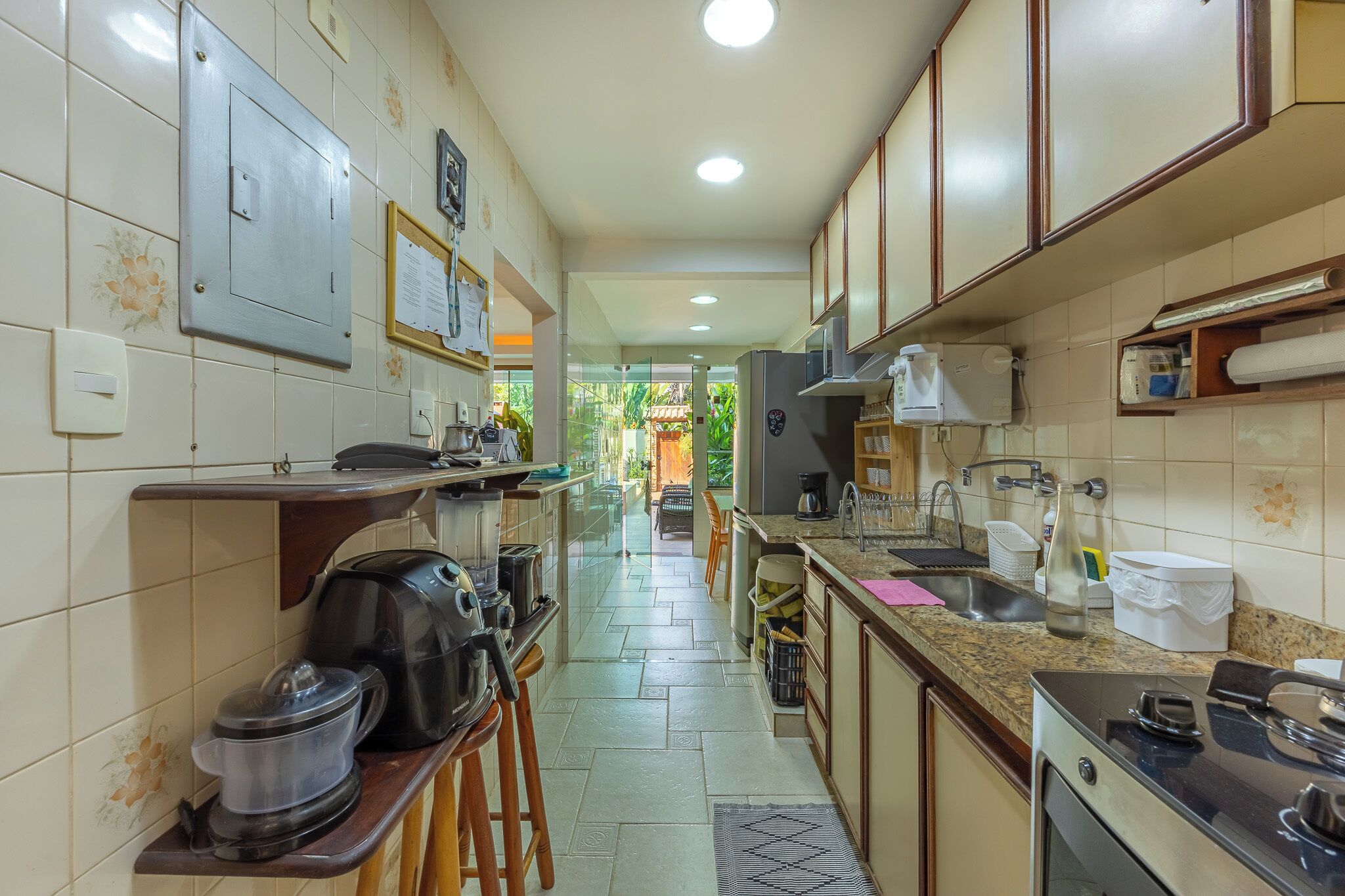 Une cuisine équipée d’une cuisinière, d’un évier et de divers appareils électroménagers.