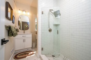Shower, hair dryer, towels, soap - Windswept cottage, heated pools, 15 Mins to beaches, Hiking Trails, & game room (Arundel)