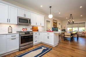 Fridge, microwave, oven, stovetop - Windswept cottage, heated pools, 15 Mins to beaches, Hiking Trails, & game room (Arundel)