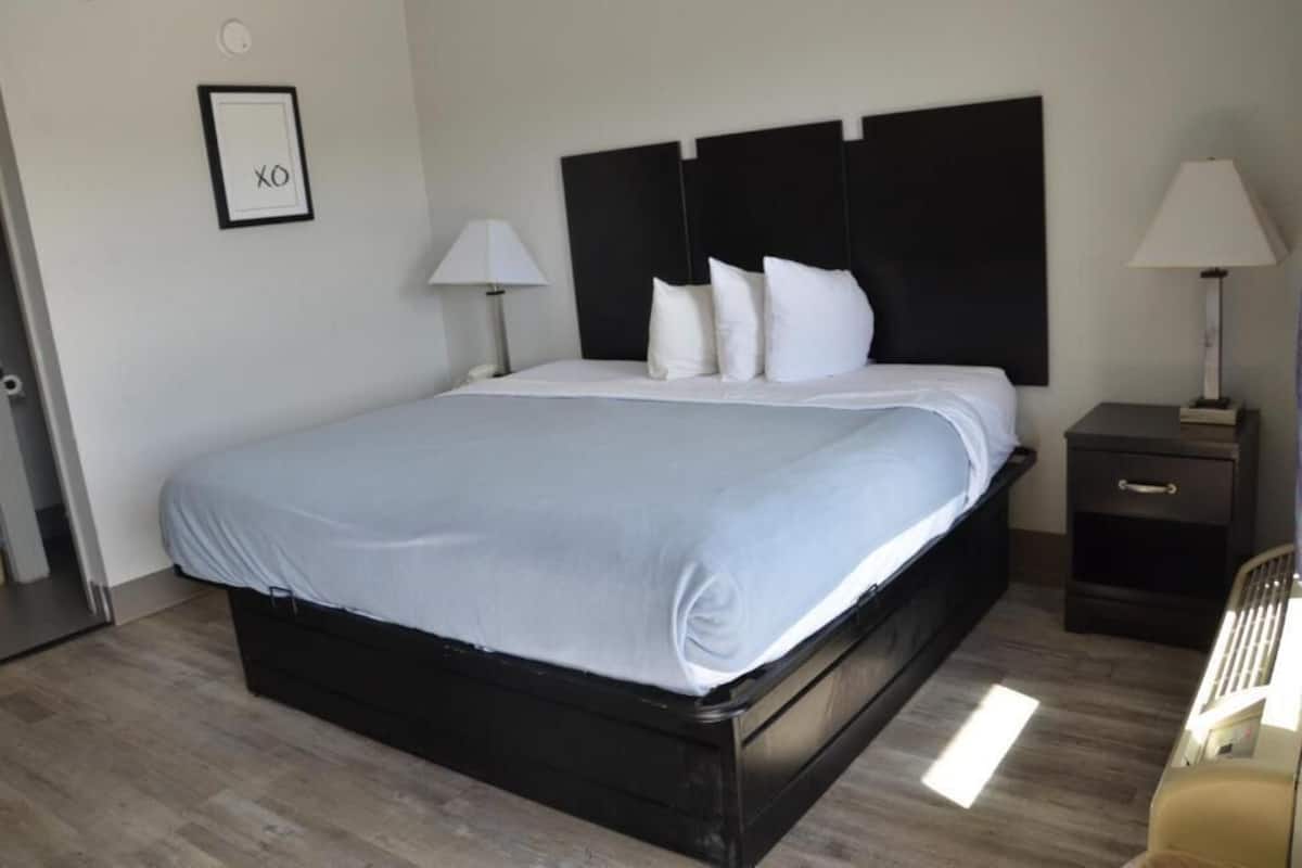 مكتب ومساحة عمل للكمبيوتر المحمول ومكواة/لوح كي وواي فاي مجانًا