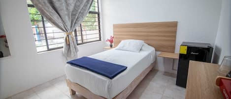 1 habitación, tabla de planchar con plancha, wifi gratis y ropa de cama