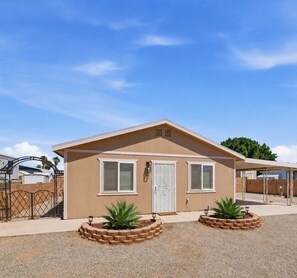 Exterior - Extended-Stay 2BR Home, Utilities Included, Washer & Dryer (Yuma)