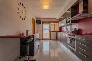 Wasserkocher mit Kaffee-/Teezubehör, Kühlschrank, Mikrowelle, Ofen