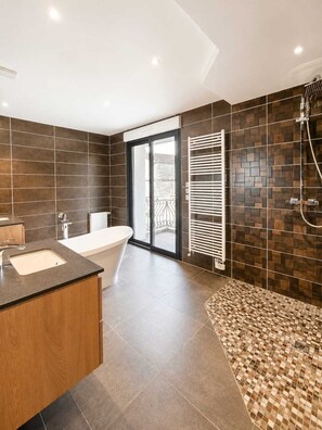 Dusche, Haartrockner, Handtücher, Toilettenpapier