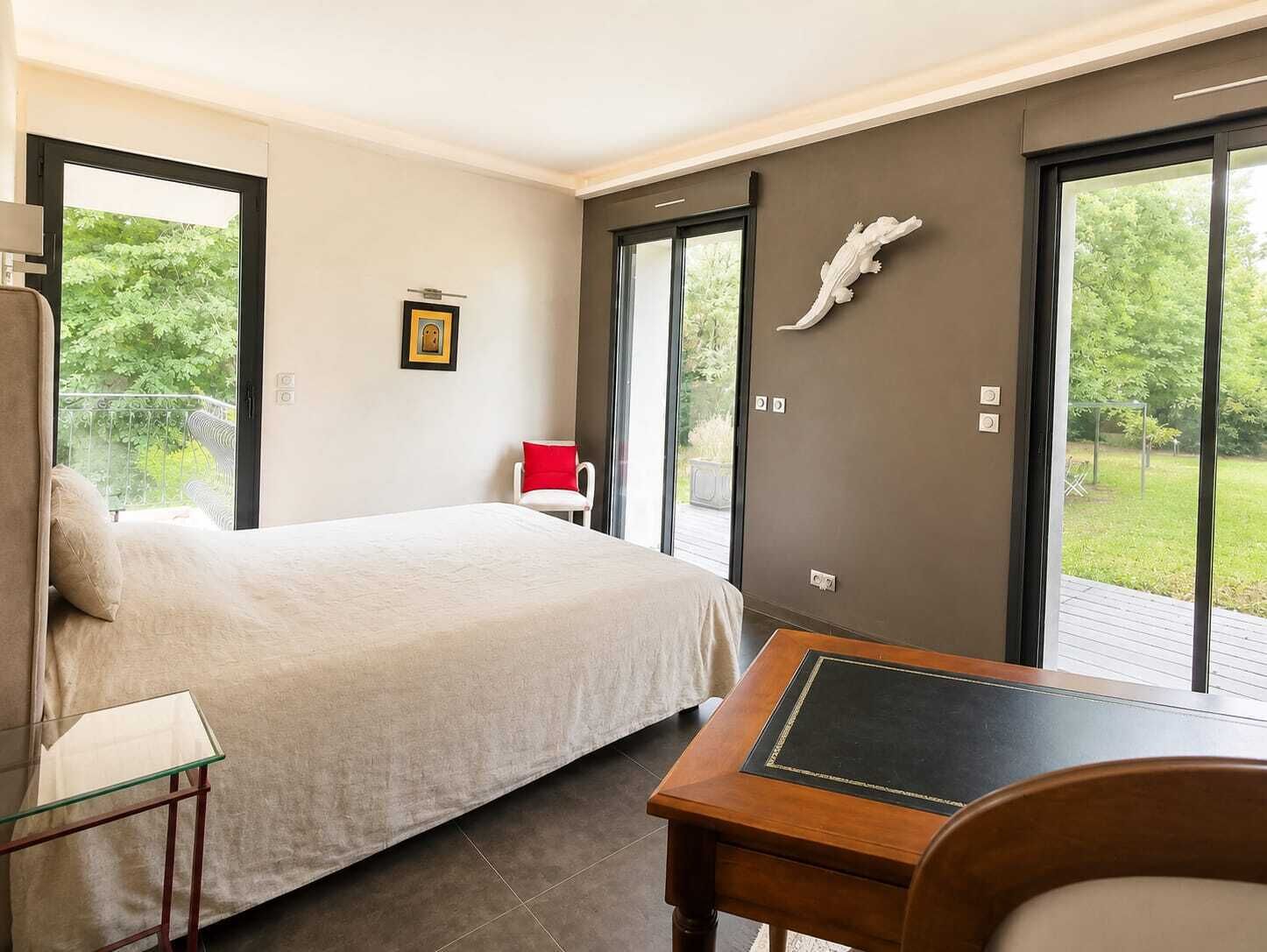 3 chambres, bureau, lit parapluie, draps fournis