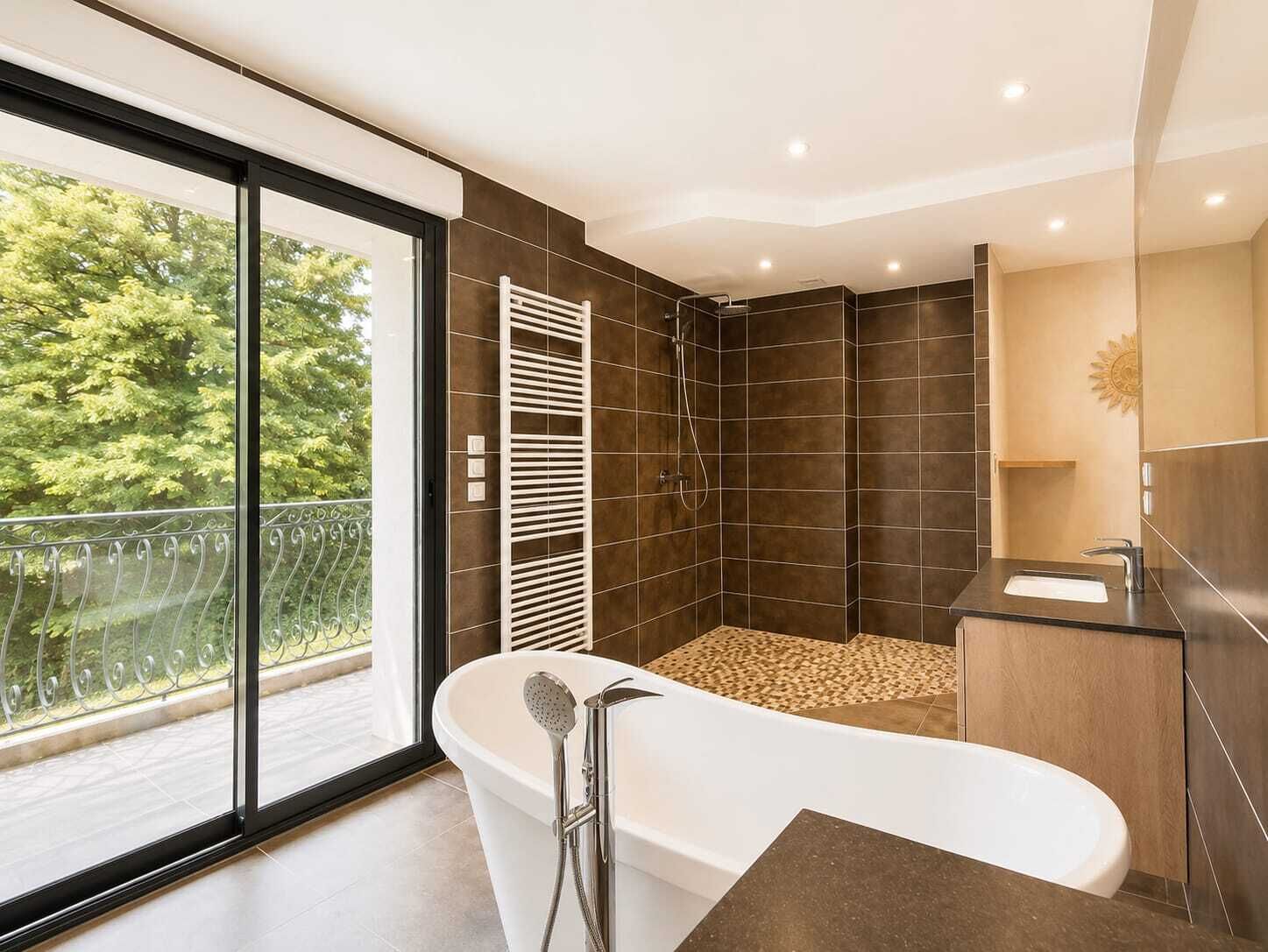 Douche, sèche-cheveux, serviettes fournies, papier toilette