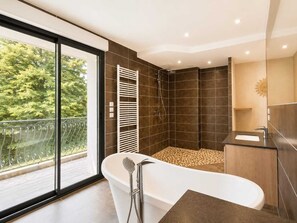 Douche, sèche-cheveux, serviettes fournies, papier toilette