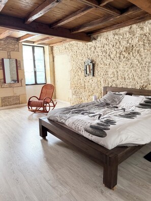 4 bedrooms, iron/ironing board, WiFi, bed sheets - A spacious house, perfect for a large family or a trip with friends, located 15 km from the ocean (Trizay)