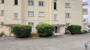 A multi-story building with a flat facade, rectangular windows, and a small entrance. - Fabregas - Proche plage - Petfriendly (La Seyne-sur-Mer)