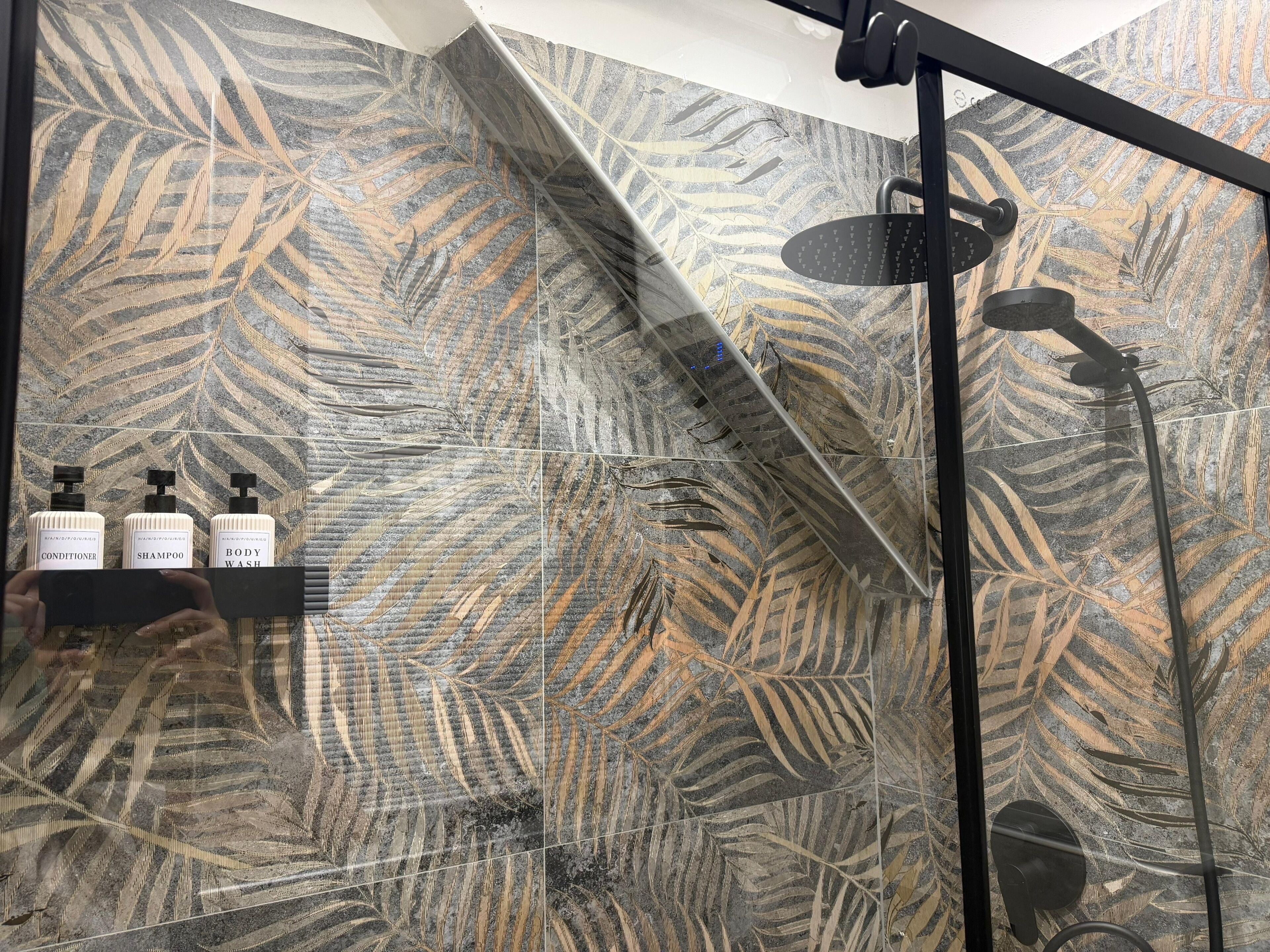 Haartrockner, Handtücher, Seife, Toilettenpapier