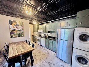 Frigorífico, microondas, horno y placa de cocina
