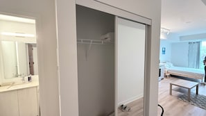 1 bedroom, iron/ironing board, WiFi, bed sheets - Toronto Downtown Stay - spacious, clean, top location. (Toronto)