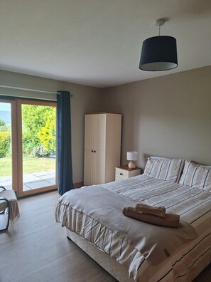 4 bedrooms, iron/ironing board, travel crib, free WiFi - Relax in a cosy coastal retreat in Co. Kerry (Kerry)