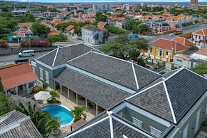 A residential area with houses, a swimming pool, and a street.