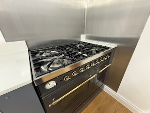 Frigobar, microondas, horno y parrilla de estufa
