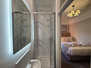 Deluxe Room | Bathroom | Shower, hair dryer, towels, soap