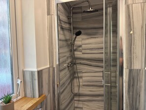 Chambre Deluxe, non-fumeurs, salle de bains privée | Salle de bain | Douche, articles de toilette gratuits, sèche-cheveux
