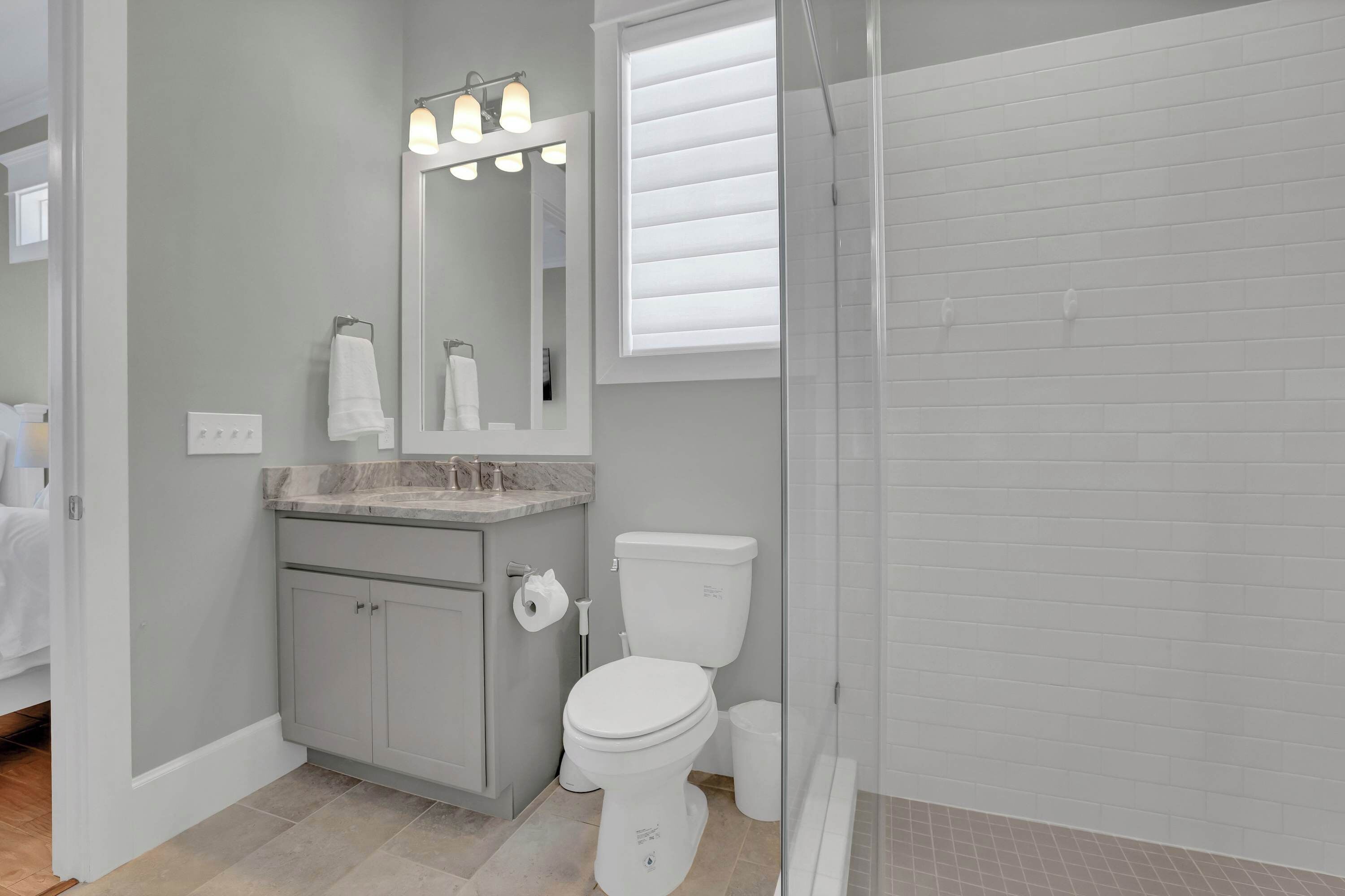Un baño moderno con inodoro, lavabo y ducha.