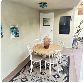 Outdoor dining - Relaxing private 1-bedroom near SOFI/BEACHES (Hawthorne)