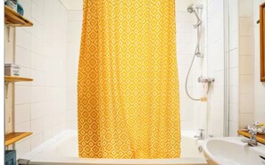 Een haardroger, zeep, toiletpapier